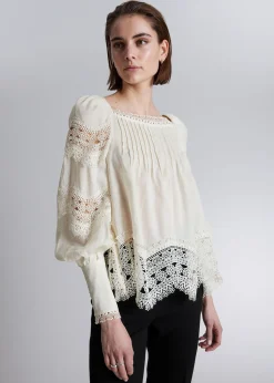 Blouse-Trimmet Bluse