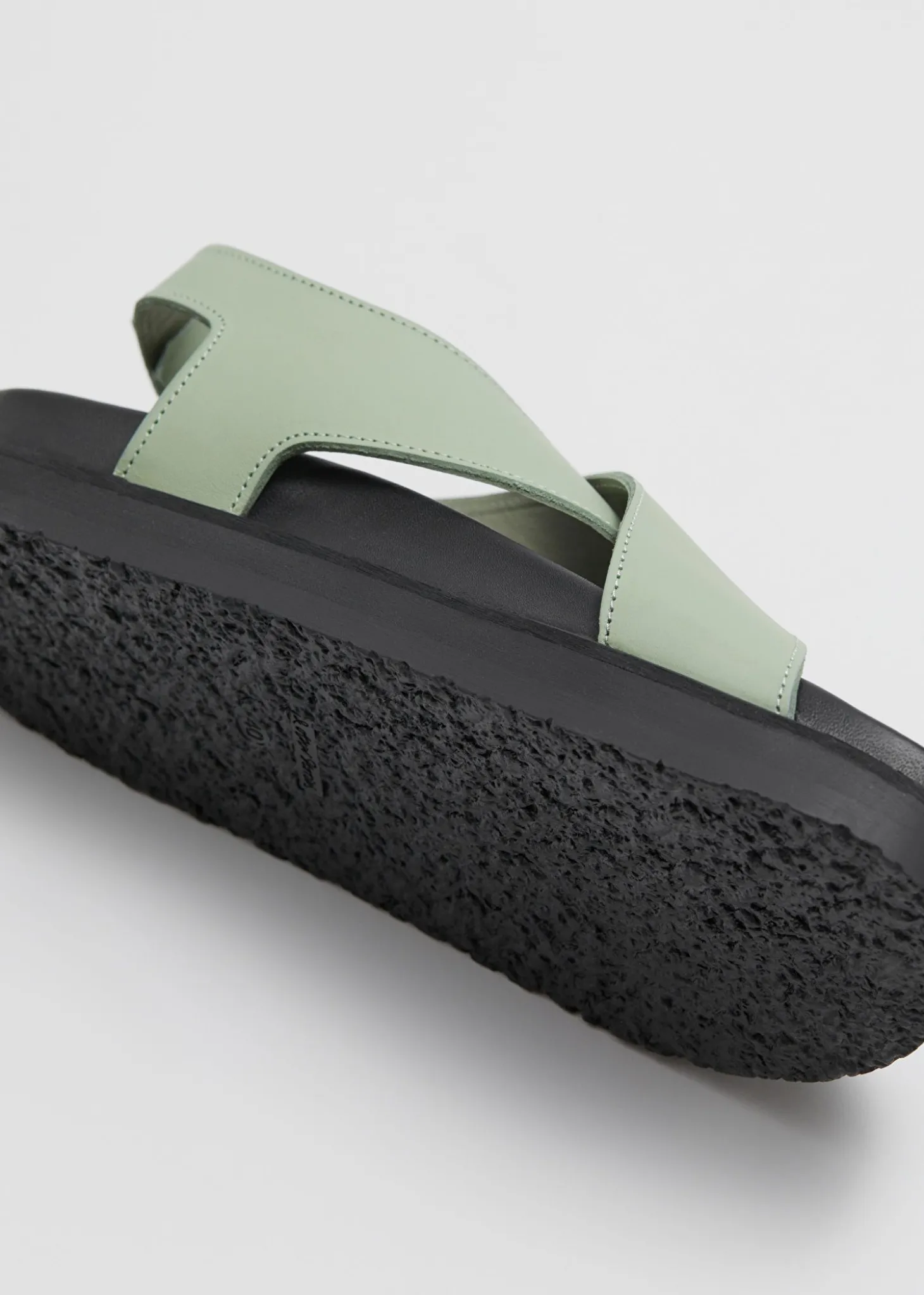 Criss-Cross Skinnsandaler