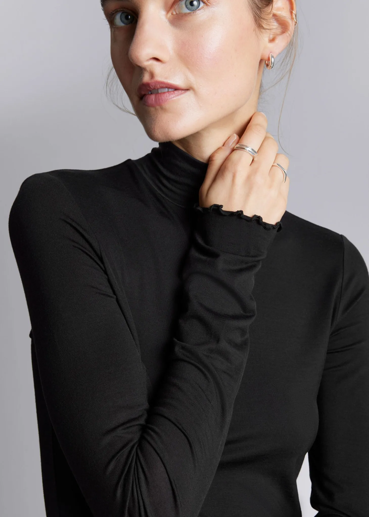Frill-Cuff Mock-Neck Topp