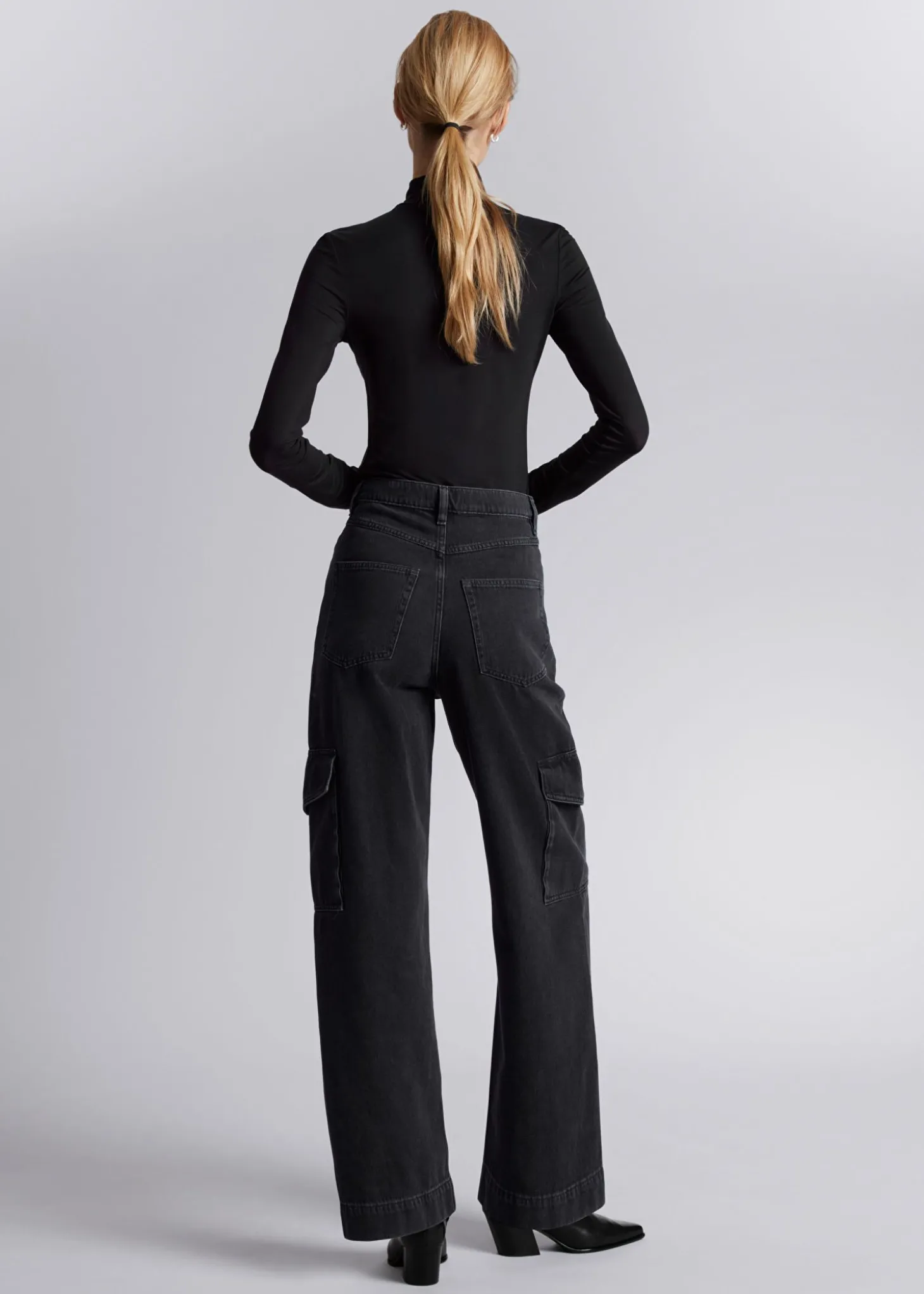 Frill-Cuff Mock-Neck Topp