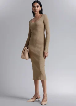 Ribbet Slim Midi-Kjole