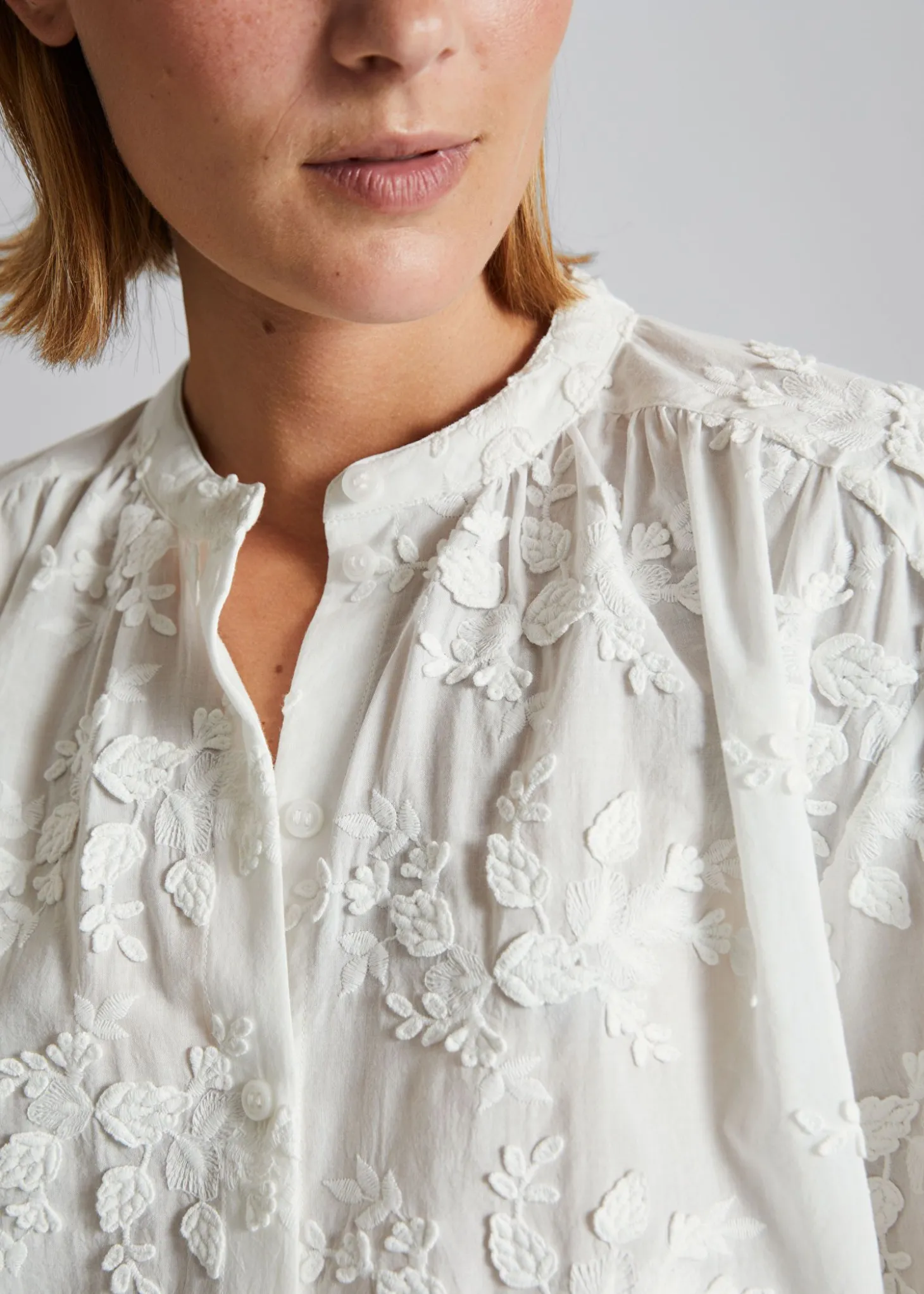 Voluminos Bluse Med Staende Krage